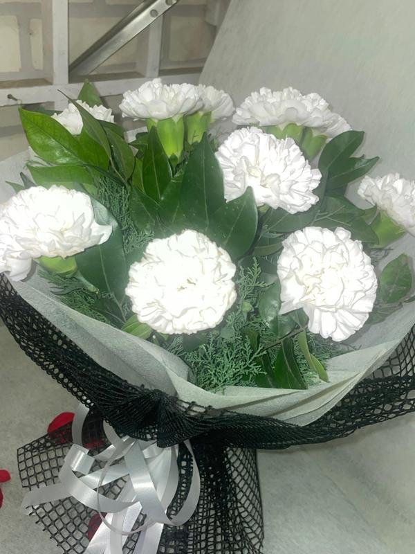 10 White Carnations Bouqet