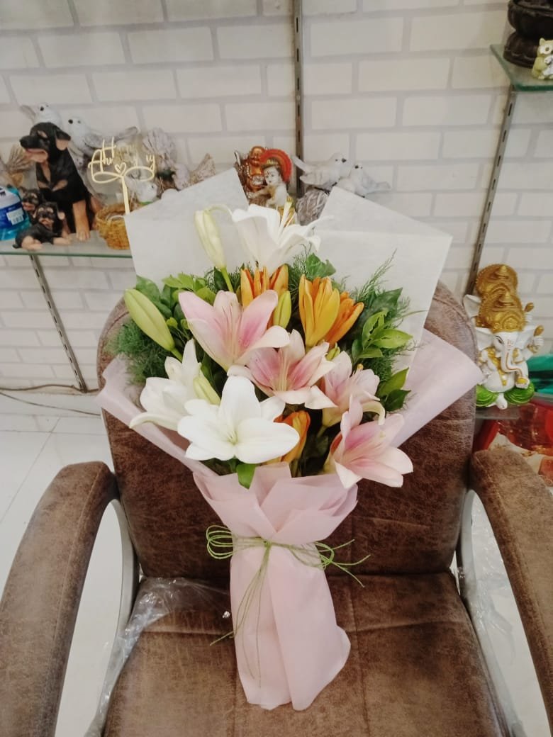 6 Mixed Lilies