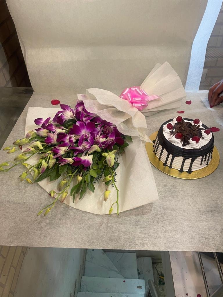 Orchids Bunch With Blackforest Cake