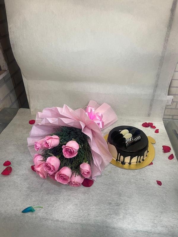 Pink Roses Bunch With Chocolate Cake
