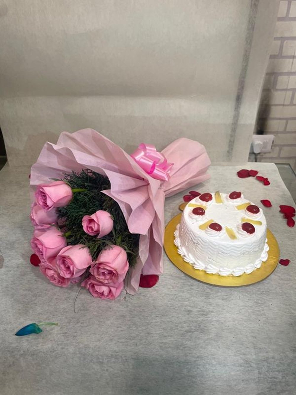 Pink Roses Bunch With Pineapple Cake