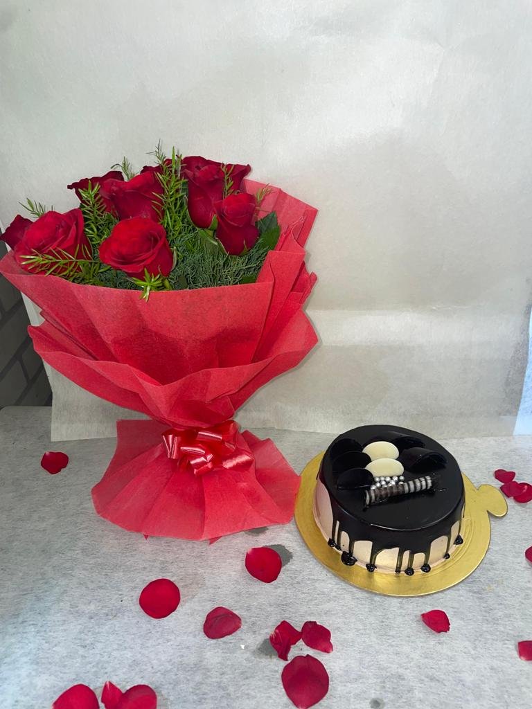 Red Roses Bunch With Chocolate Cake