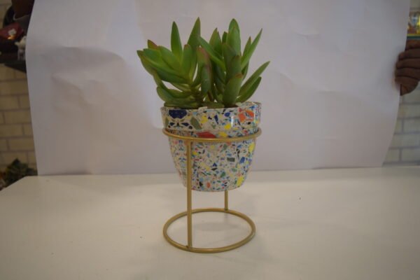 Seculant in Metal Pot